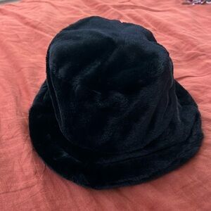 Black fluffy bucket hat